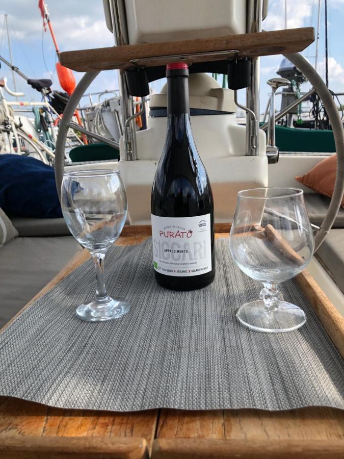 Stay Only Or Sailaway With Friends And Family Have More Fun Medemblik Kültér fotó